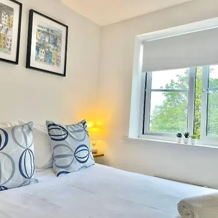 Lovely 2-bedroom Apartment. Free Parking. 브리스틀