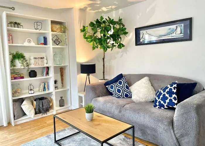 Lovely 2-bedroom Apartment. Free Parking. דירה