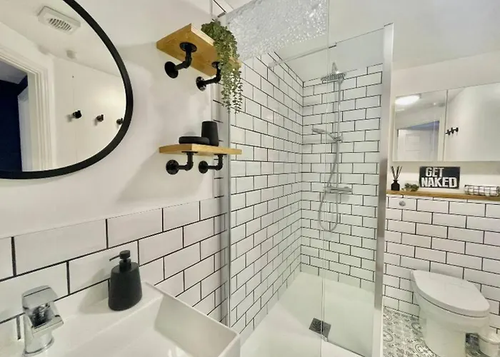 Lovely 2-bedroom Apartment. Free Parking.