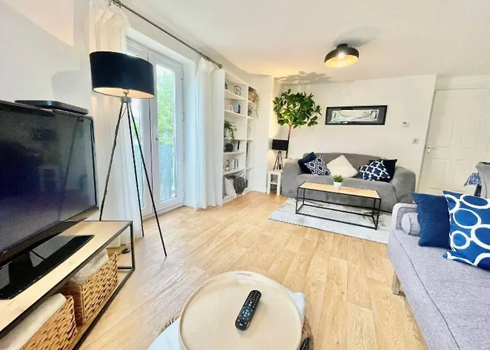 Lovely 2-bedroom Apartment. Free Parking. *