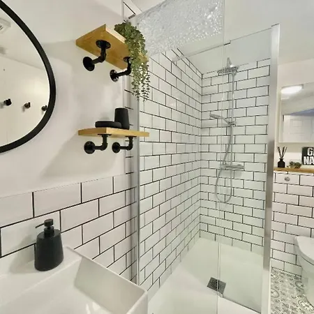 Lovely 2-bedroom Apartment. Free Parking.