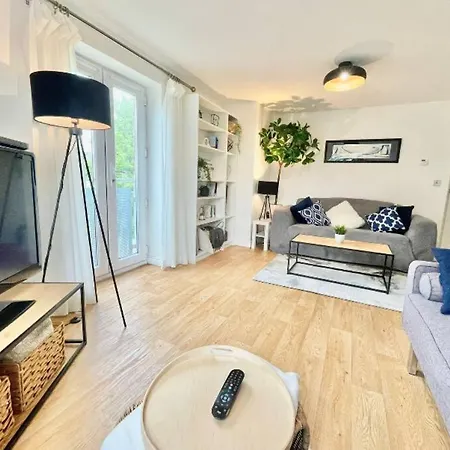 Lovely 2-bedroom Apartment. Free Parking. *